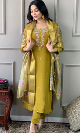 *Don't wear what fashion designers tell you to wear. Wear what they wear